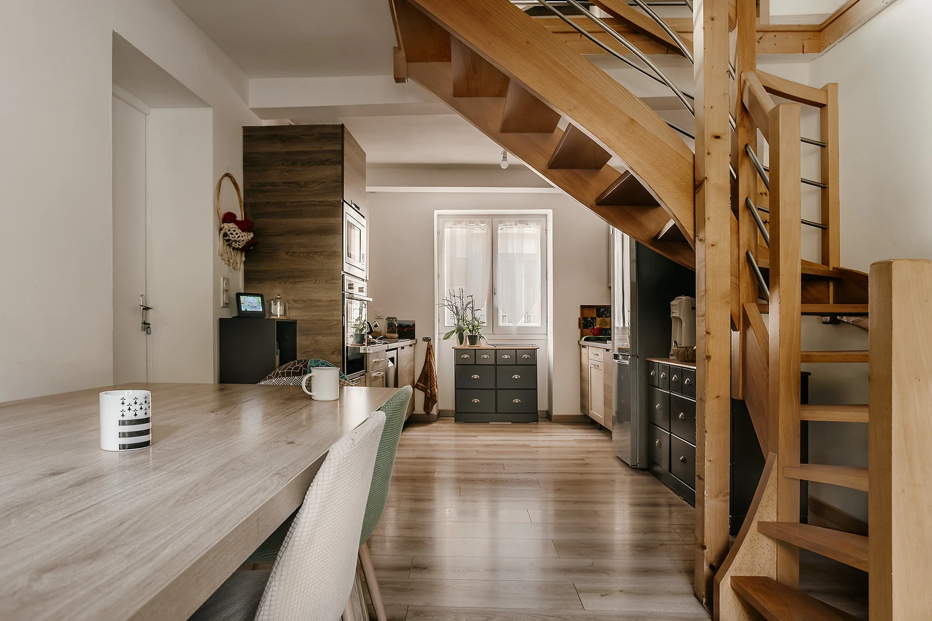 Cuisine ouverte et escalier bois