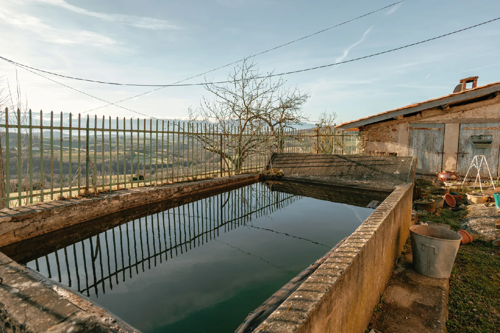 Ancien bassin en pierre, propriété rurale