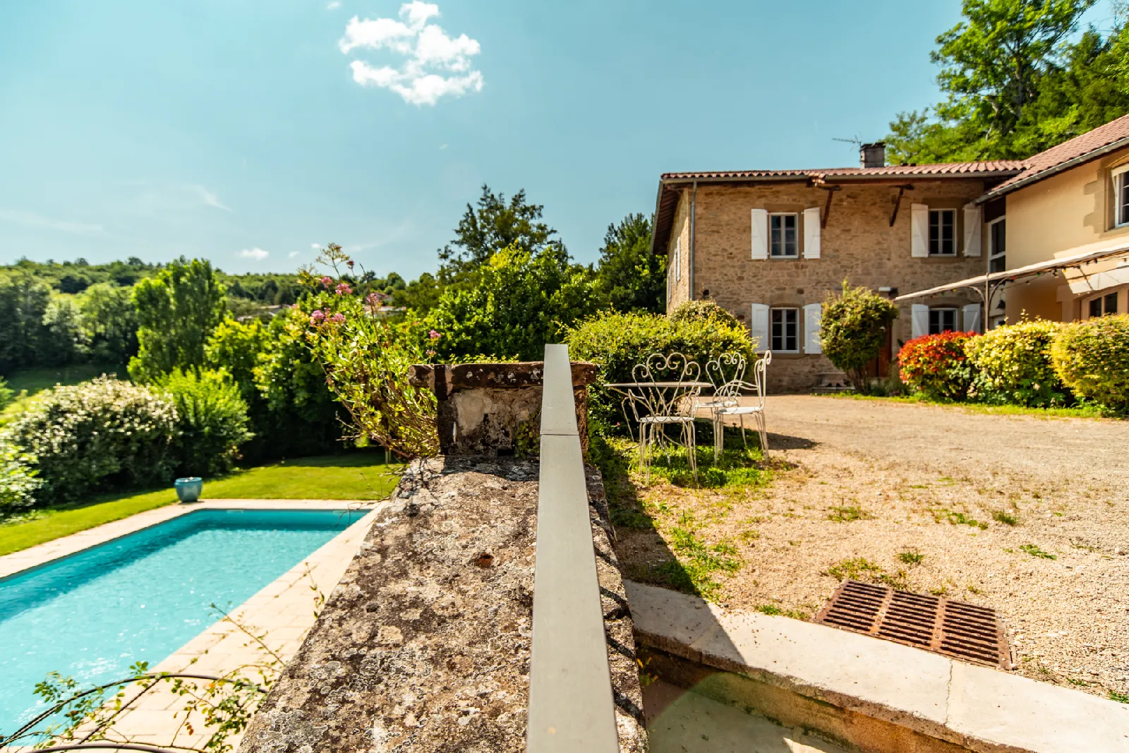 Piscine avec vue sur les montagnes