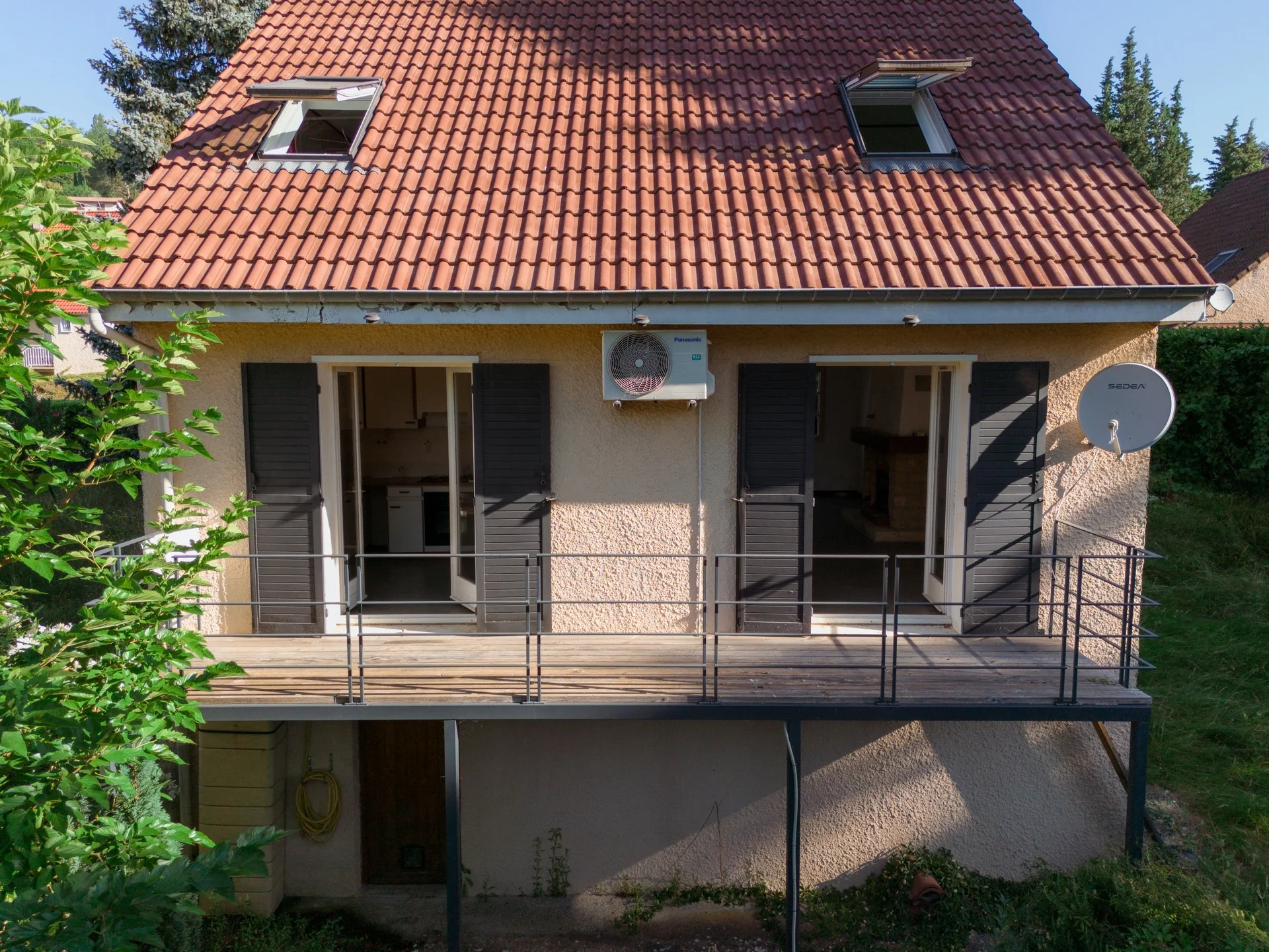 Façade et balcon vus par drone au niveau du premier étage