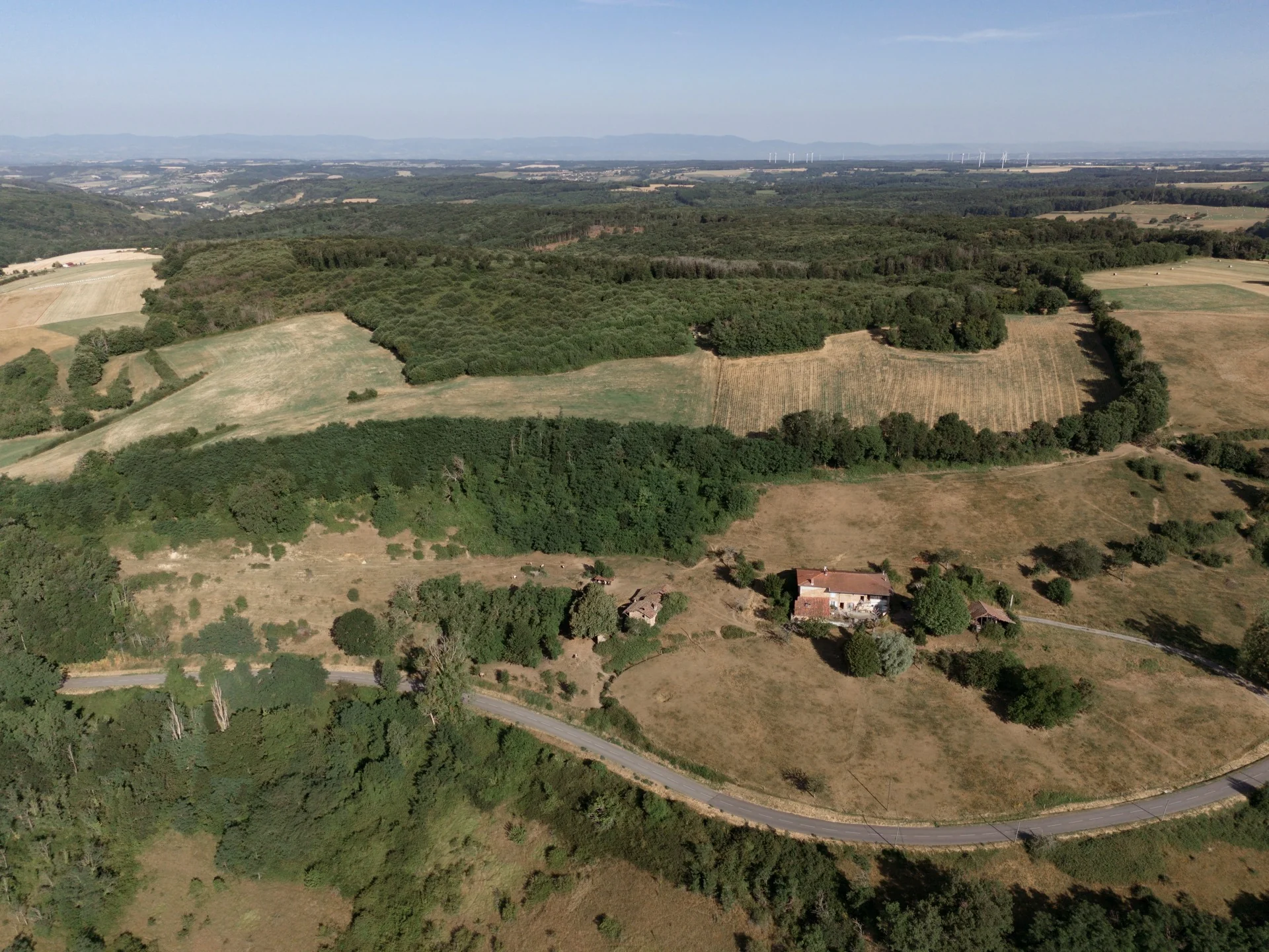 Ferme et vallée vues par drone, environnement du bien